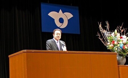 写真：2025年1月12日撮影、神栖市文化センターにて20歳を迎えた皆さんに挨拶をする市長
