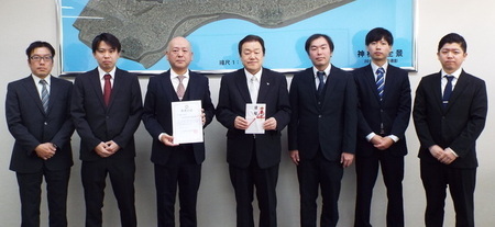 写真：2025年1月15日撮影の寄付者6名と市長