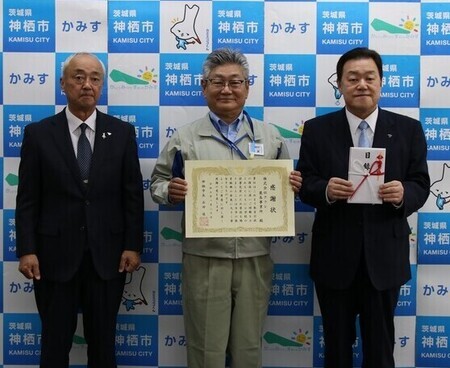 写真：2025年1月20日撮影の寄付者1名と教育長および市長
