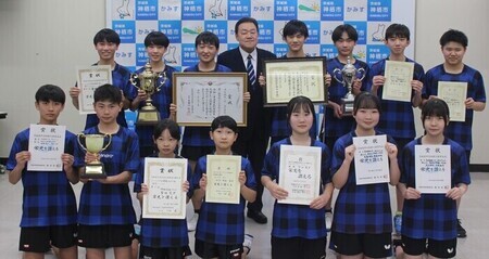 写真：2025年1月24日撮影の神栖卓球クラブ14名と市長