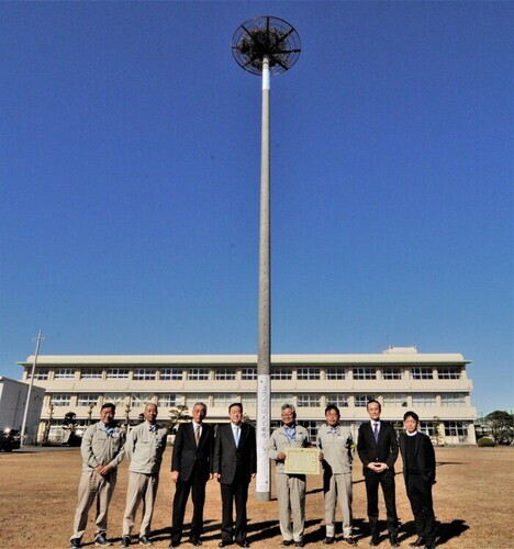 写真：2025年1月30日神栖市教育センターにて撮影。寄贈された巣塔の前で寄付者と市長で記念撮影