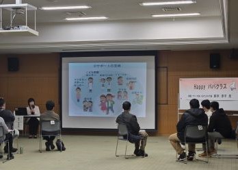 写真：参加者達が講座を真剣に聞いているようす