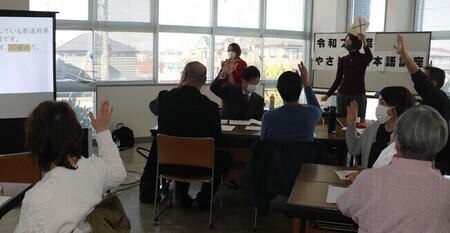 写真：講師から出題されたクイズに答える受講者