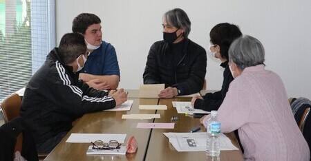 写真：単語が書かれたカードを使ってやさしい日本語へ言い換える作業している参加者