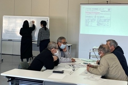 写真：グループで選んだ一文をやさしい日本語へ置き換え作業している参加者
