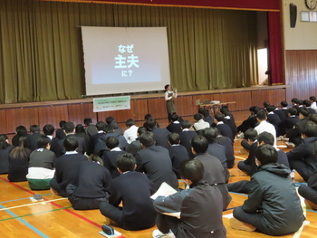 写真：波崎高等学校の生徒が体育館で、講師の話に耳を傾けている様子
