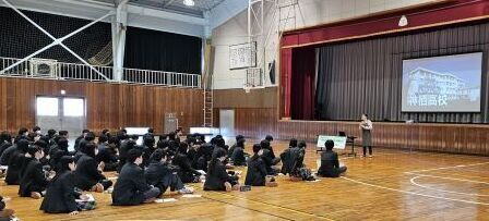 写真：神栖高等学校の生徒が真剣に講師の話を聞いている様子
