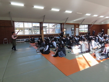 写真：神栖高等学校の生徒が楽しそうに講師の話を聞いている様子