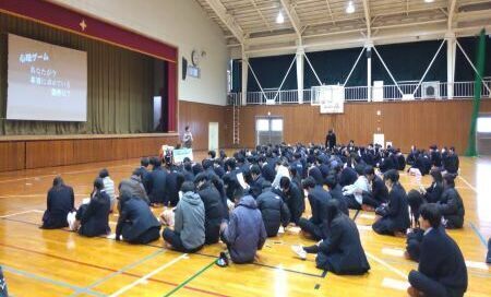 写真：講師の話に耳を傾ける波崎高等学校の生徒