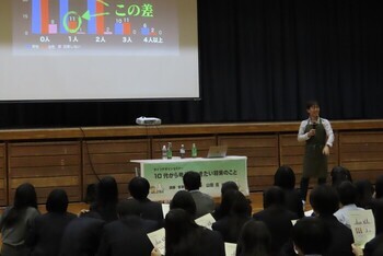 写真：波崎柳川高等学校の生徒が体育館で講義に耳を傾ける様子