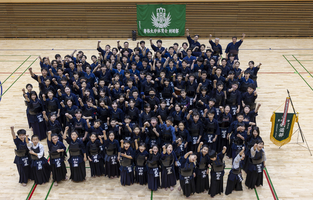 写真：かみす防災アリーナ(サブアリーナ)にて、地域交流会へ参加した地元の小・中学生との集合撮影