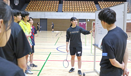 写真：参加した高校生にホワイトボードを使ってアドバイス