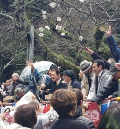 写真：2024年2月2日息栖神社にて撮影。参拝者にむけて豆まきをする市長