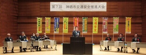 写真：2025年2月8日かみす防災アリーナにて撮影。ステージ上で挨拶をする市長