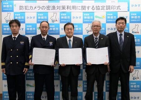写真:2025年2月12日撮影の訪問者4名と市長