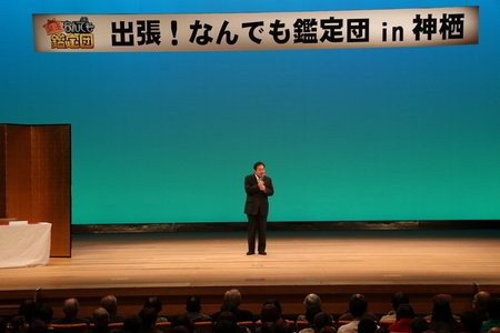 写真：2025年2月15日神栖市文化センターにて撮影。ステージ上で観覧者に挨拶をする市長