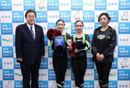 写真:2025年3月6日撮影。訪問者3名と市長