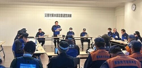 写真：2025年3月16日撮影。総合防災訓練にて挨拶する市長