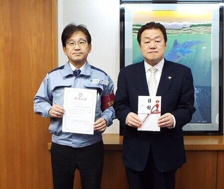 写真:2025年3月15日撮影。寄付者と石田市長