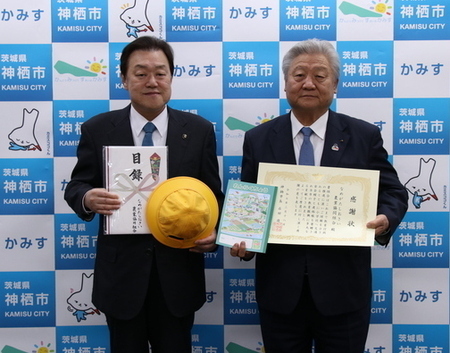 写真:2025年3月18日撮影。寄付者と石田市長