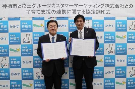 写真:2025年3月18日撮影。訪問者と市長