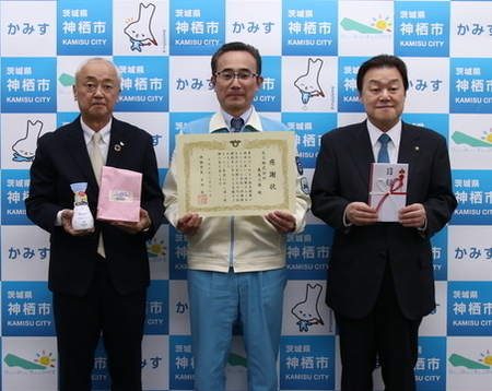 写真:2025年3月18日撮影。寄付者と市長および教育長