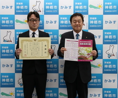 写真:2025年3月19日撮影。寄付者と石田市長