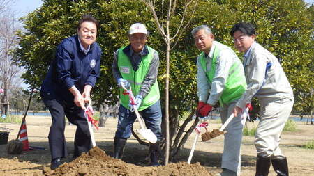 写真：2025年3月22日神之池緑地にて撮影。参加者と植樹をする市長