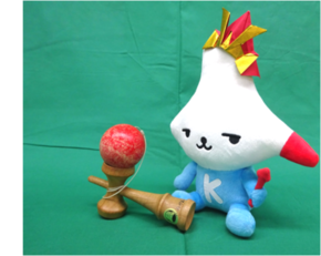 写真：けん玉で遊ぶカミスココくん