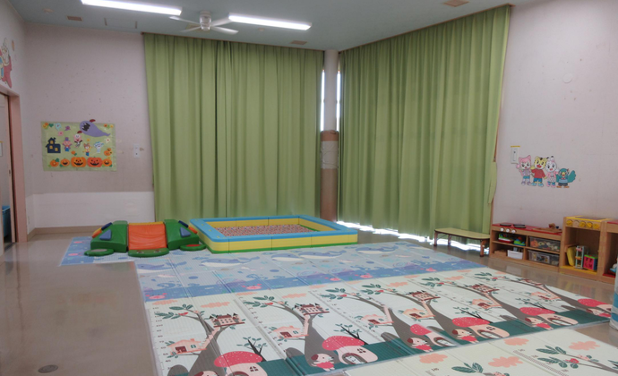写真:小さな子でも遊べるおもちゃがある遊戯室