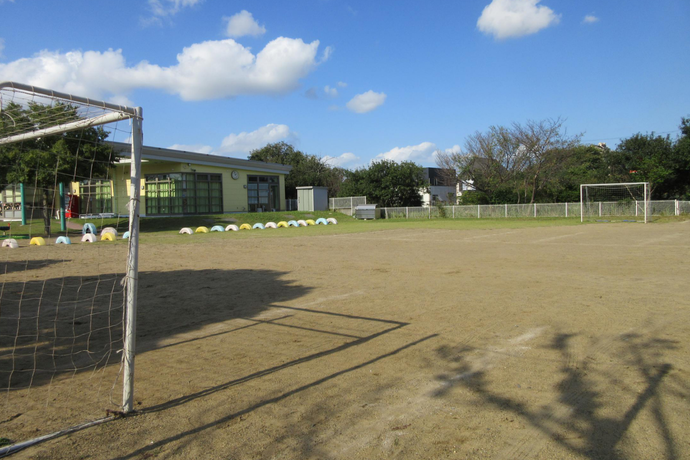 写真:サッカーゴールを2台設置した砂地のグラウンド