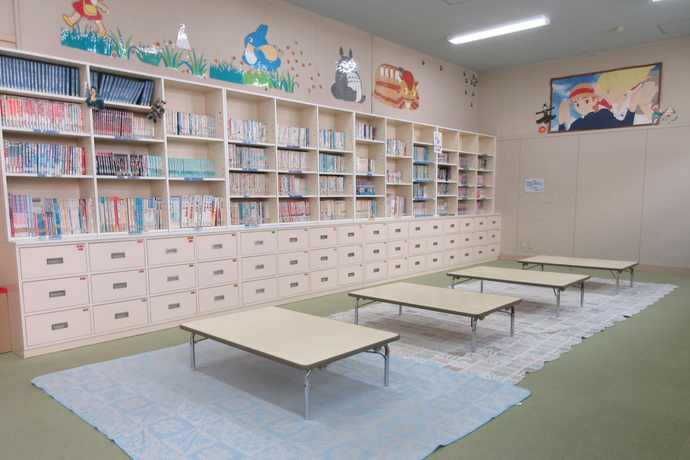 写真:白を基調とし清潔感のある図書室