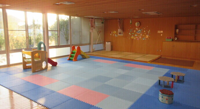 写真:プレイマットを敷いた日当たりの良い部屋