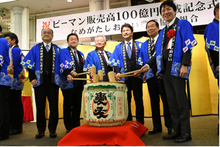 写真：2025年4月9日撮影。鏡開きをする出席者5人と市長
