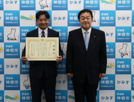 写真:2025年4月21日撮影。寄付者と市長