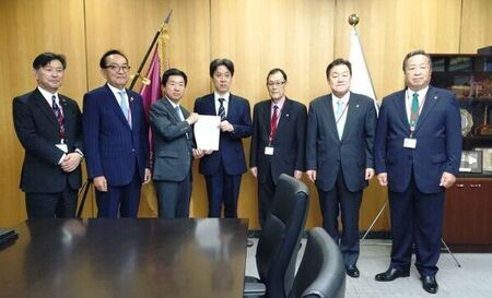 写真:2025年4月28日撮影。消防庁長官へ要望書を提出しているようす