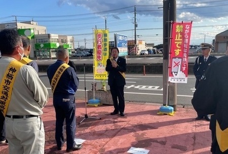 写真：2025年4月4日神栖市役所前で撮影。ルートキャンペーン参加者に向けて交通安全の呼びかけをおこなう市長