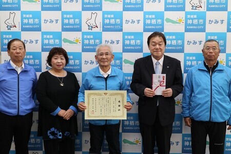 写真:2025年4月4日撮影。訪問者4名と市長