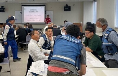 写真：避難所で起こる問題について、グループごとに話し合いをする防災士