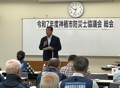 写真：防災士を代表し、教壇に立ち、挨拶をする金本会長