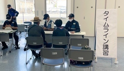 写真:避難者に対しタイムラインの作成講習をする防災士