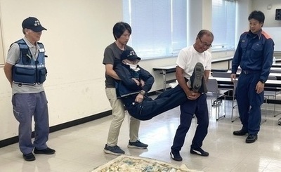 写真：2人で協力して1人を搬送する防災士