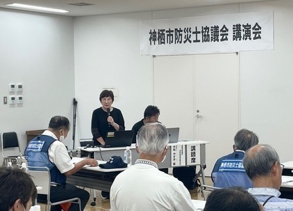 写真:立ち上がり防災士たちに向けて話す講師