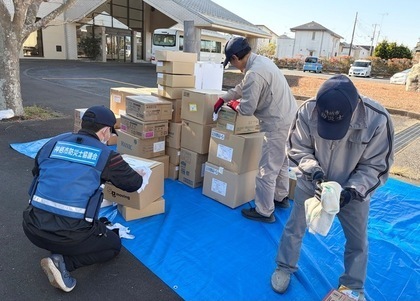 写真：段ボールの汚れを雑巾で拭き取る3人の防災士