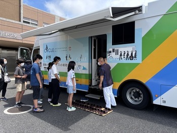 写真:医師からの説明を聞き検診車に乗り込む参加者