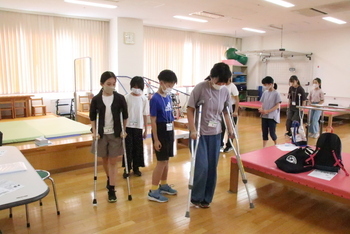 写真:松葉杖を用いたリハビリを体験する参加者