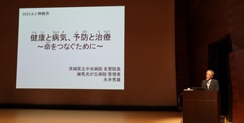 写真：特別教室で講義をする永井医師