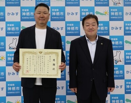 写真：2025年5月16日撮影。寄付者と石田市長