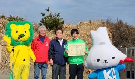 写真：ライオンケミカル株式会社感謝状贈呈式。市長と他2名。さらにカミスココくん並びにライオンちゃん