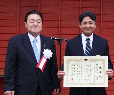 写真:息栖にぎわいテラス前のでおこなった株式会社ダスキン土浦感謝状贈呈